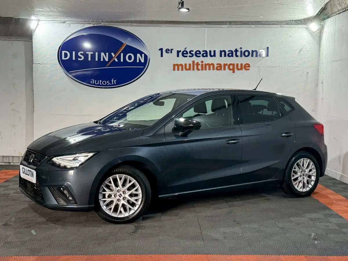 SEAT Ibiza 1.0 TSI 110 FR gris foncé vue de profil côté gauche, jantes alliage et feux LED visibles.