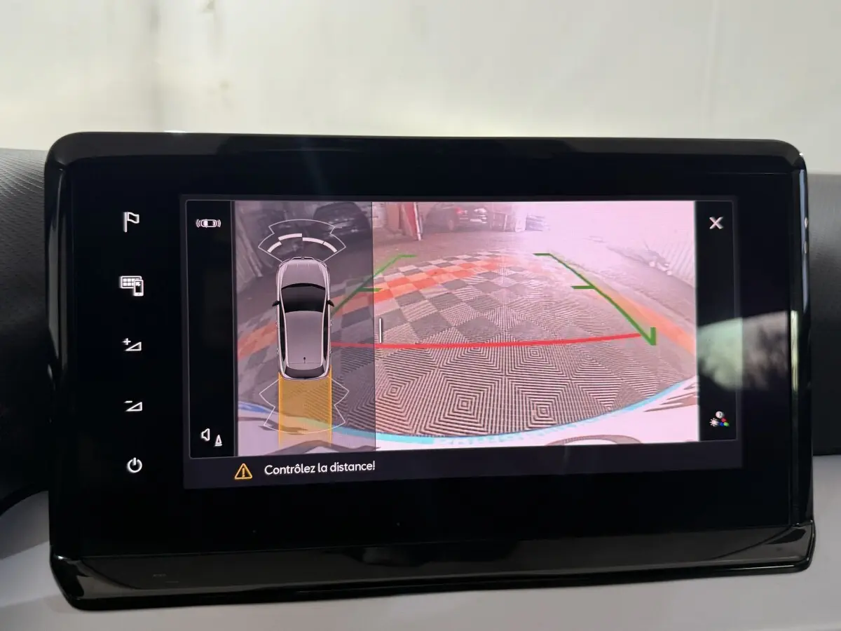 Écran tactile intérieur montrant la caméra de recul et l’aide au stationnement d’une SEAT Ibiza gris foncé.