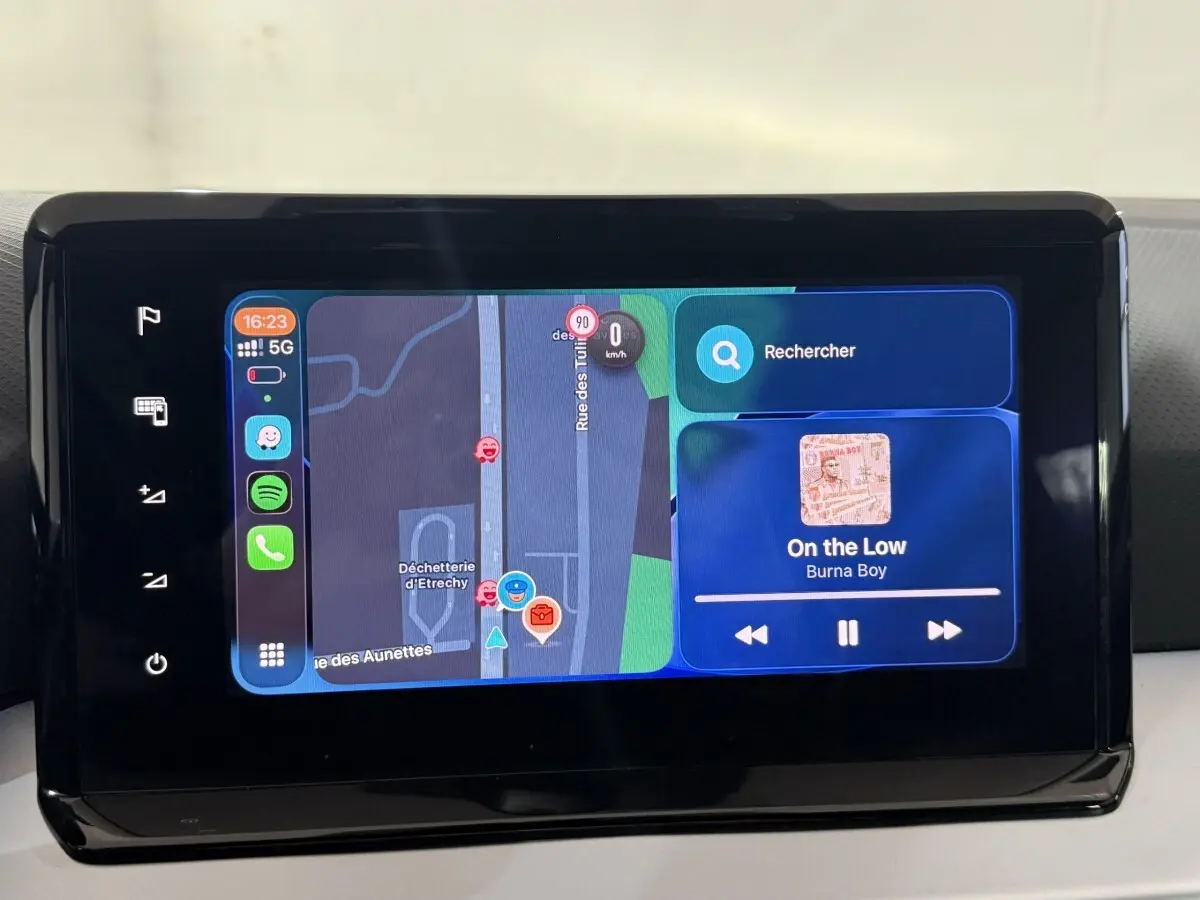 Écran tactile central affichant navigation 3D et musique dans l’habitacle d’une SEAT Ibiza gris foncé 2024.