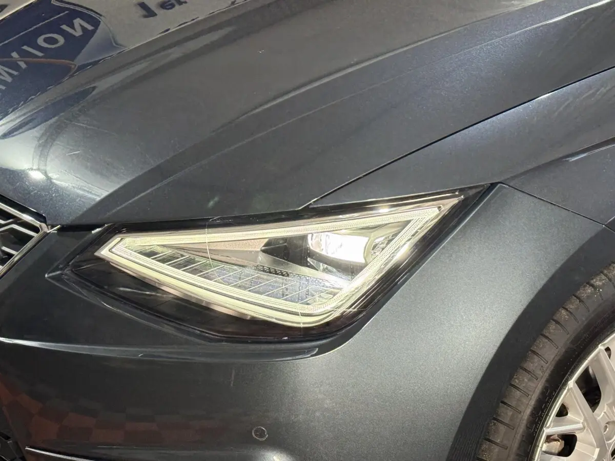 Gros plan sur le phare avant droit LED d'une SEAT Ibiza 2024 gris foncé avec capteur de stationnement visible.