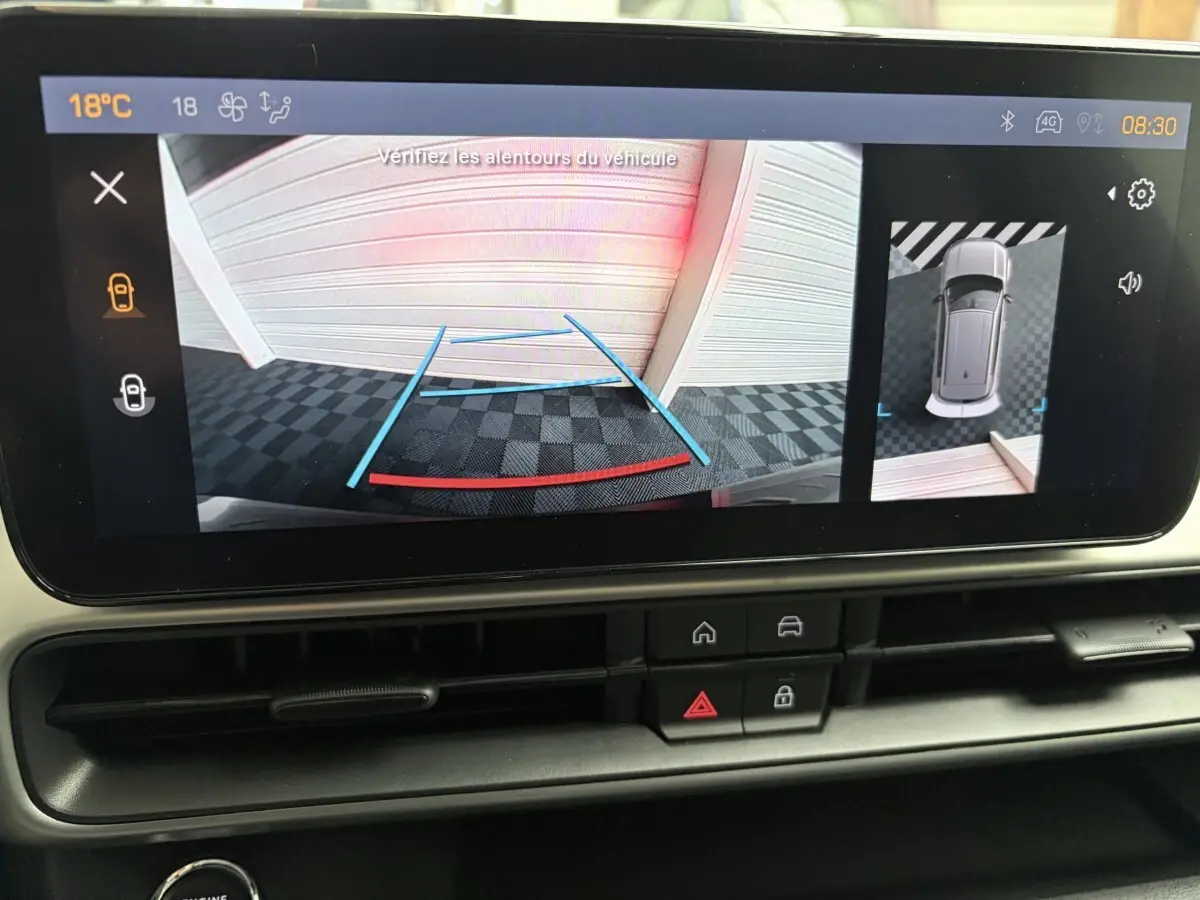Écran tactile du système d’aide au stationnement du Jeep Avenger noir, vue arrière avec guidage de trajectoire.