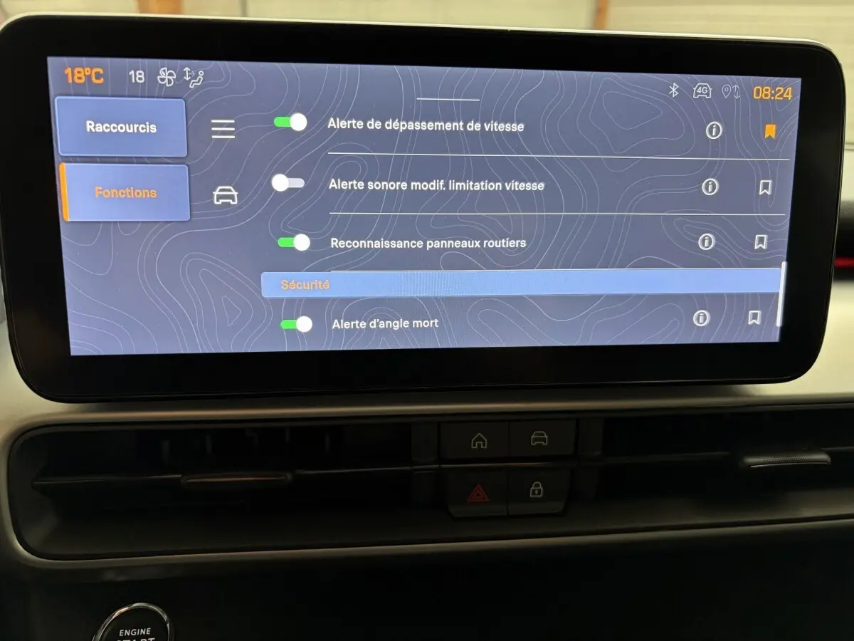 Écran tactile central affichant les réglages de sécurité du Jeep Avenger 2025, vue frontale intérieure.