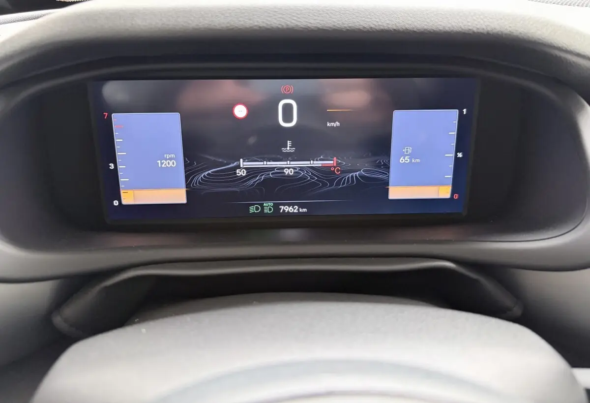 Combiné d'instruments numérique du Jeep Avenger 2025 affichant vitesse, régime et autonomie, vue frontale rapprochée.