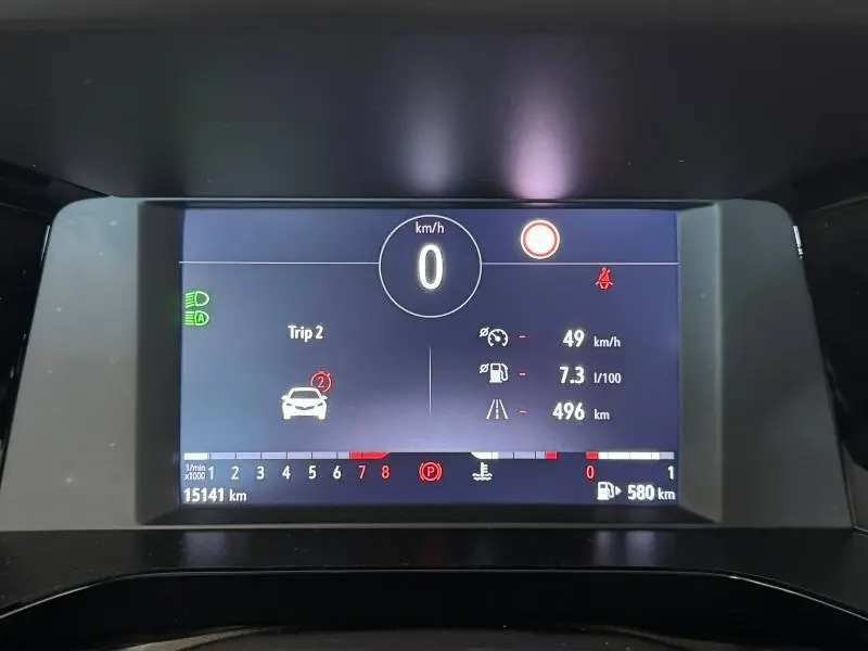 Affichage numérique du tableau de bord de l'Opel Grandland 2023, indiquant vitesse, consommation et autonomie.