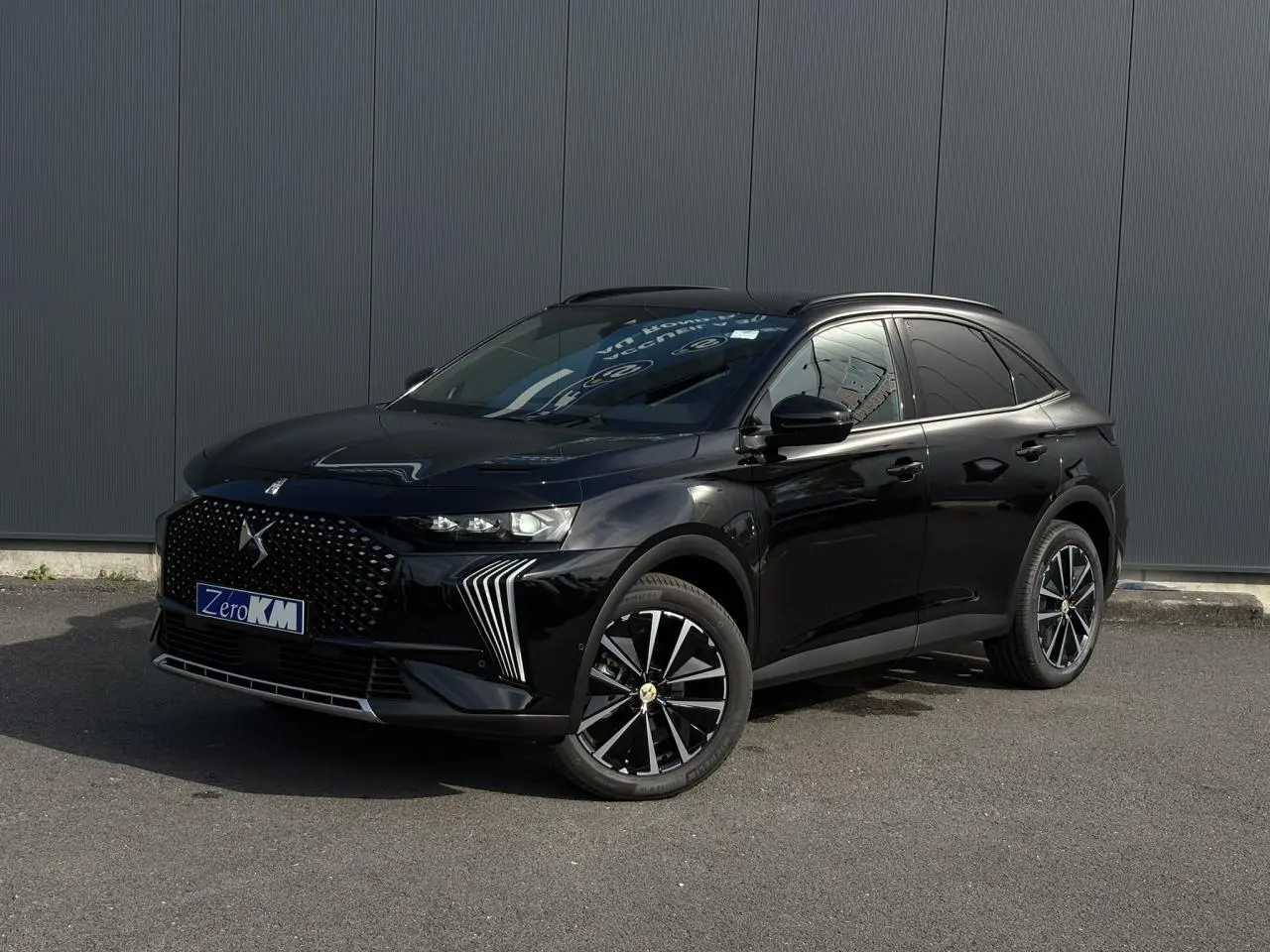 DS7 2025 noir Perla en 3/4 avant droit, avec calandre distinctive et jantes alliage 19'' Edinburgh.