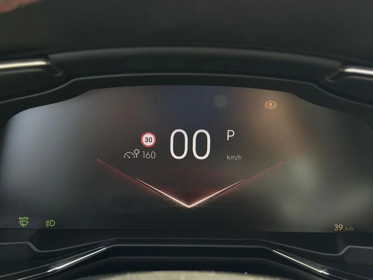 Affichage numérique du combiné d'instrumentation du DS7 2025, indiquant 0 km/h et limite à 30 km/h.