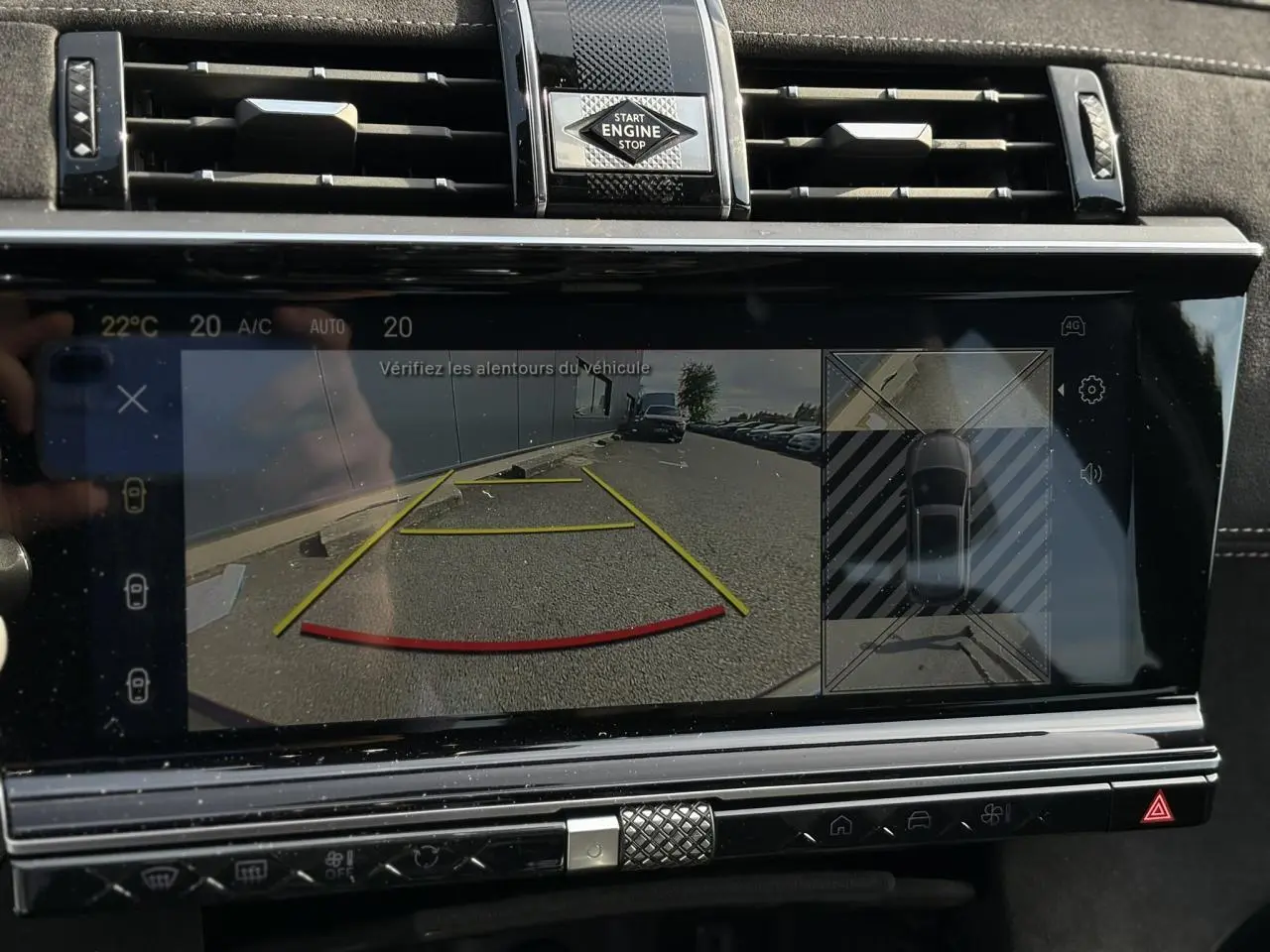 Écran tactile du tableau de bord montrant la caméra de recul et la vue 360° du DS7 noir Perla 2025.