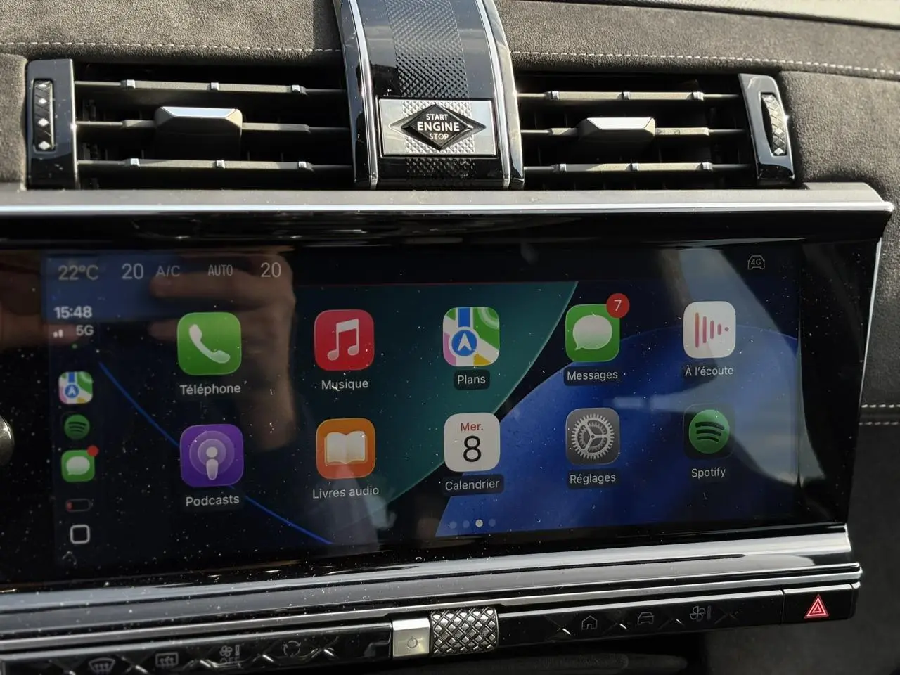 Écran tactile central affichant Apple Car Play dans l'habitacle noir Alcantara du DS7 1.5 BlueHDI 130 EAT8 Edition France.