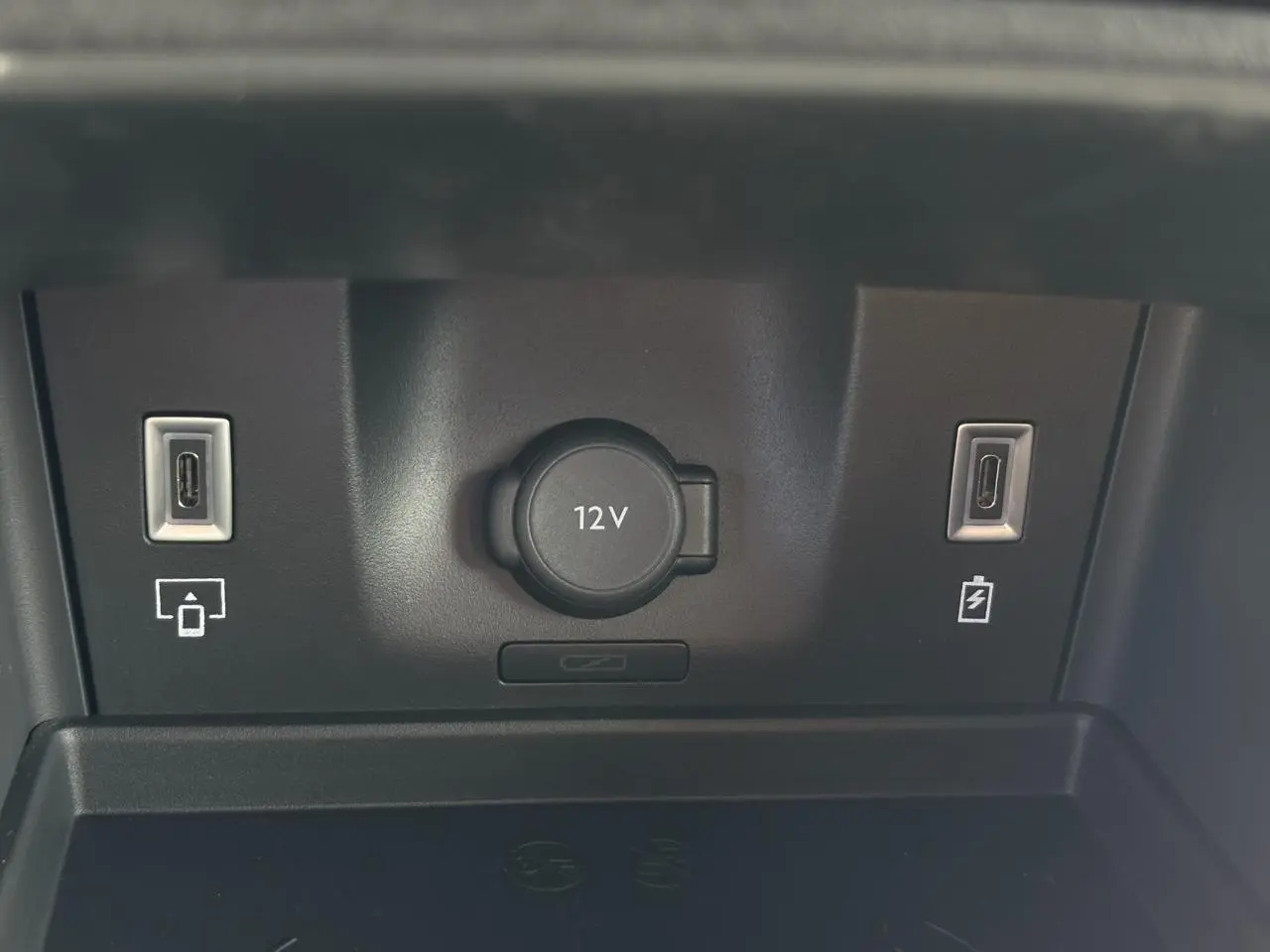 Gros plan sur la console centrale du DS7 2025 noir Perla montrant prises USB-C et prise 12V