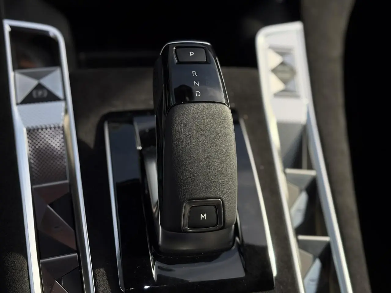 Le levier de vitesses automatique noir en cuir du DS7 2025, vu en gros plan sur la console centrale.