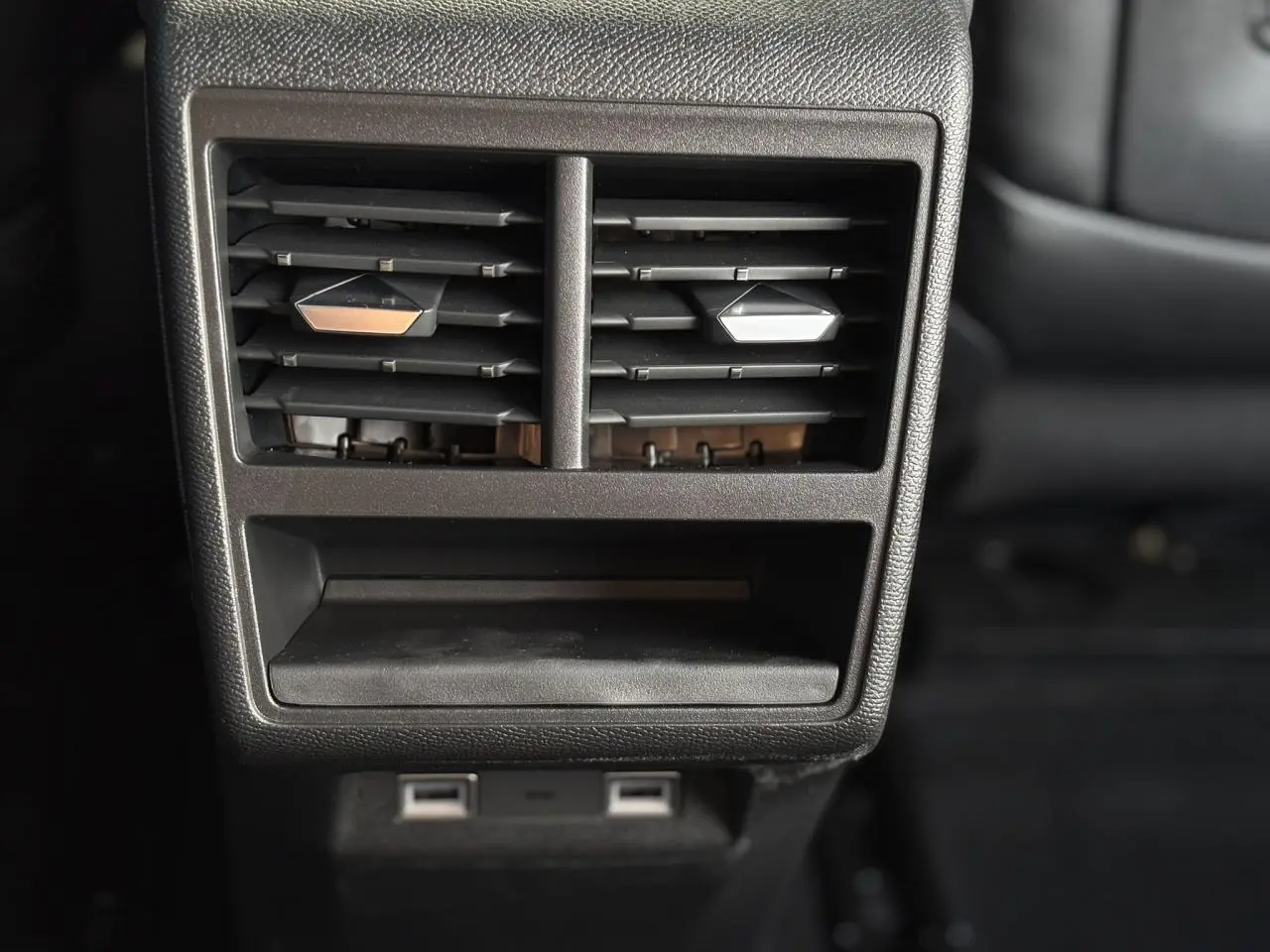 Bouches d'aération arrière et prises USB visibles dans l'habitacle noir du DS7 2025 Edition France.