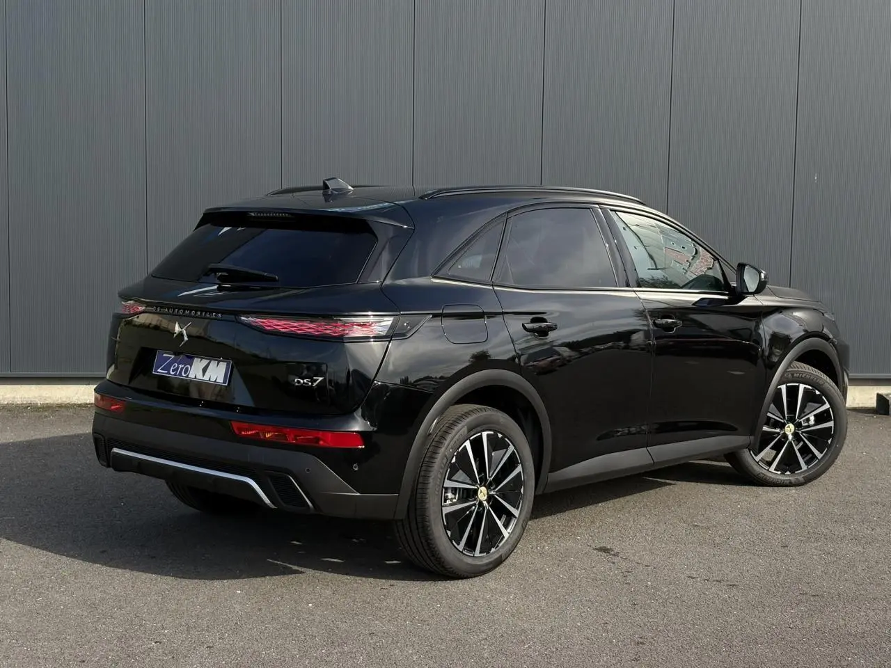 DS7 noir Perla en vue 3/4 arrière droit, avec jantes alliage 19'' Edinburgh et feux arrière 3D à LED.