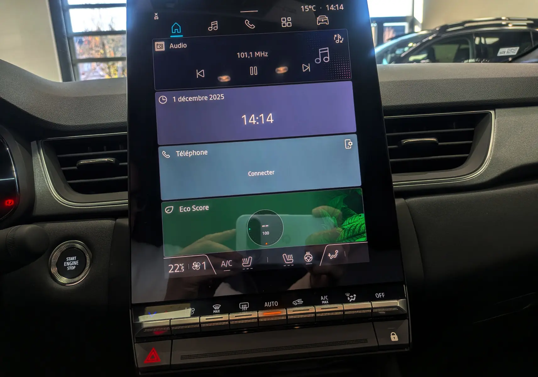 Écran tactile central du tableau de bord du Renault Captur 2025, avec commandes climatisation et bouton start/stop visibles.