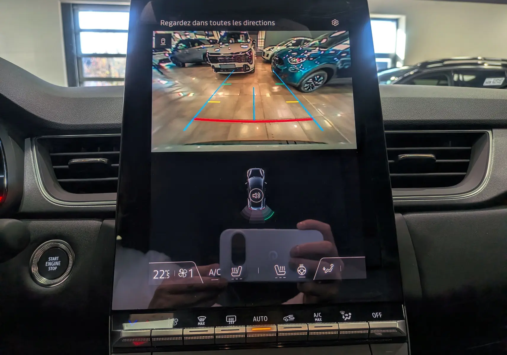 Vue intérieure du tableau de bord du Renault Captur 2025, écran tactile affichant la caméra de recul avec guidage dynamique.