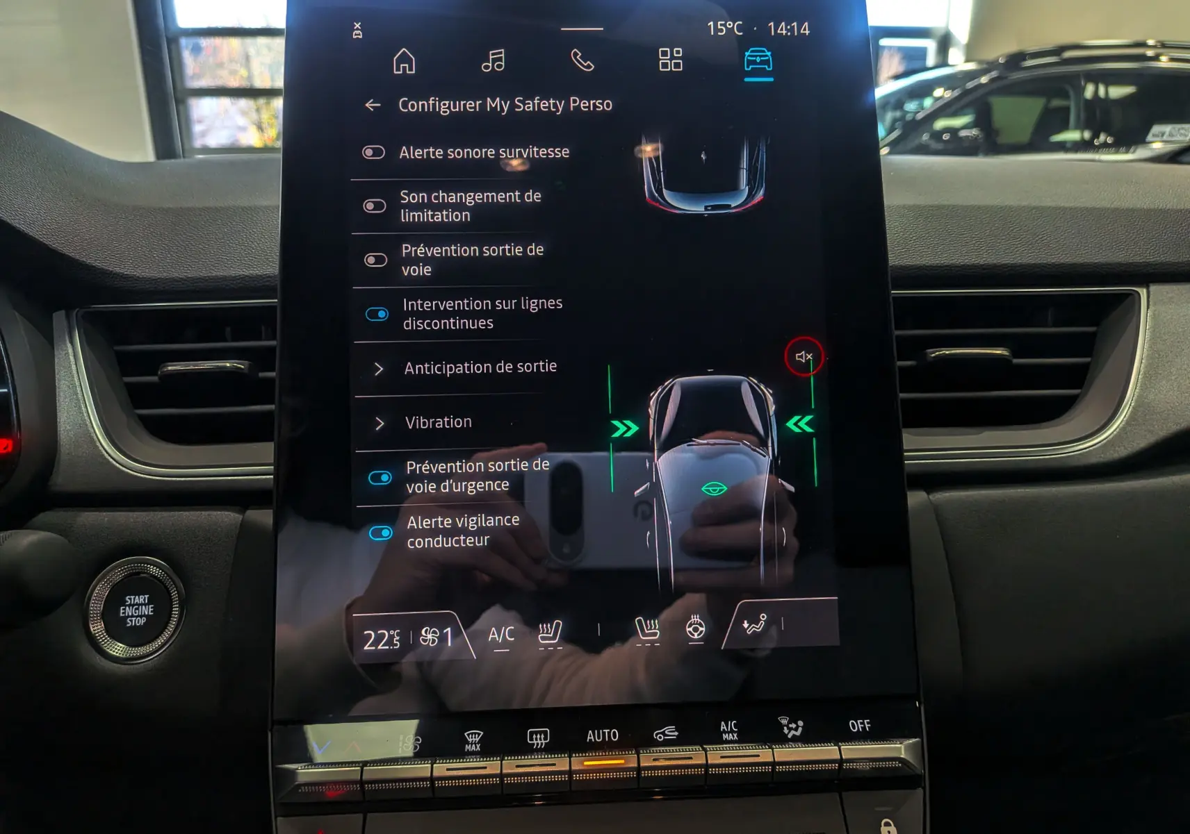 Écran tactile central du Renault Captur 2025 affichant les réglages d’aide à la conduite dans un intérieur sombre.