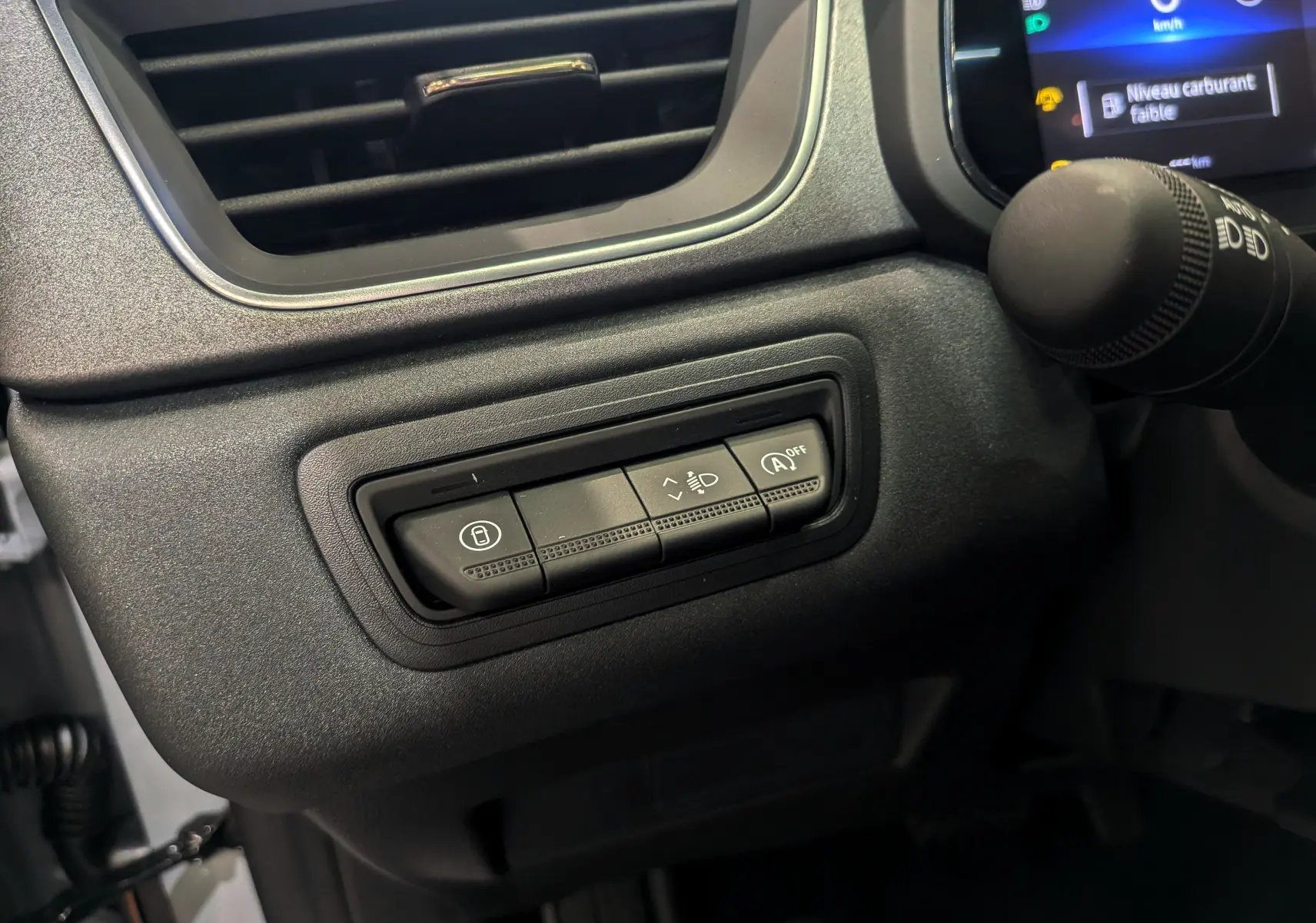 Détail des commandes situées à gauche du volant du Renault Captur 2025 gris Rafale, avec tableau de bord numérique visible.