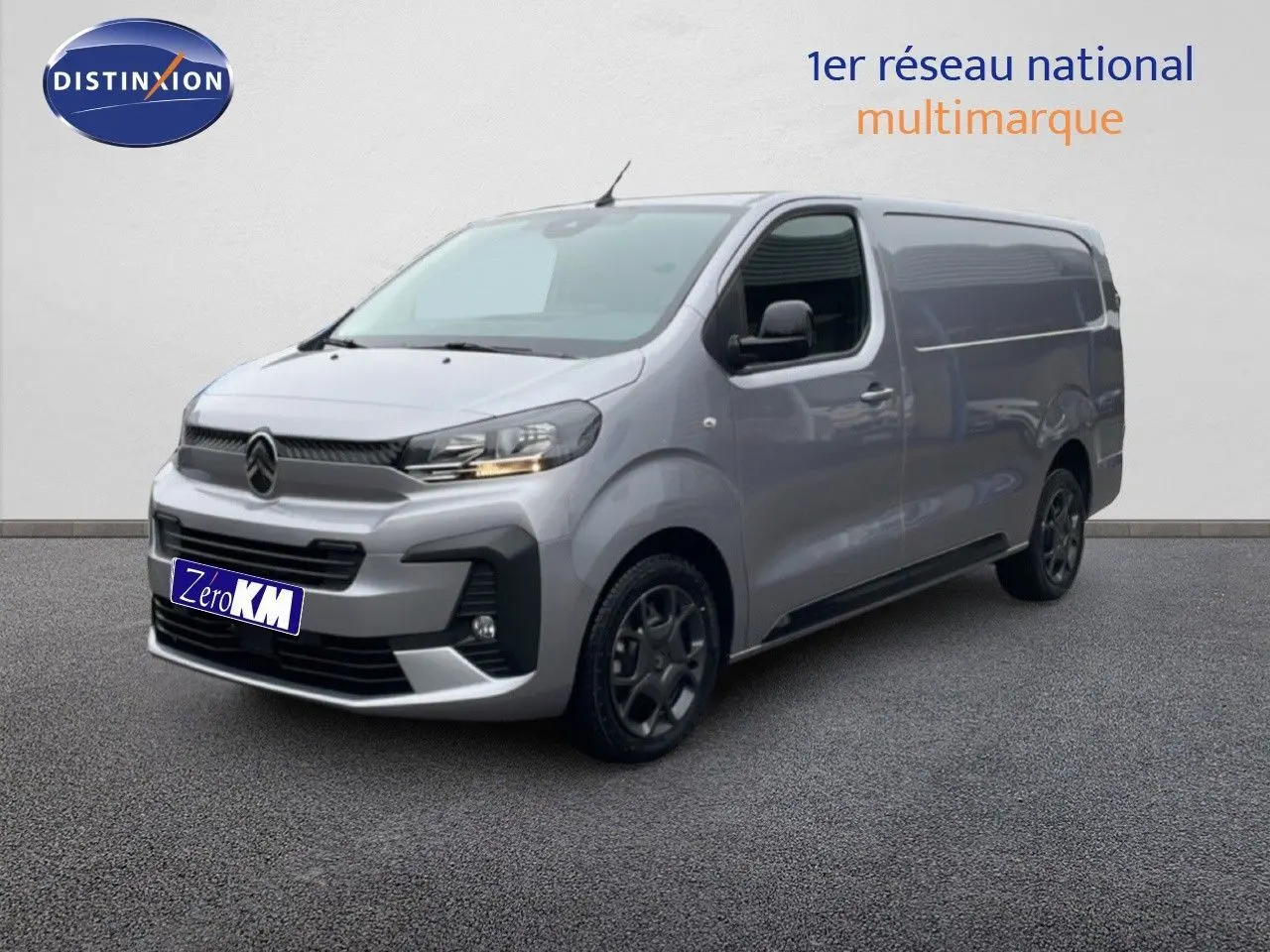 Citroën Jumpy Van Long gris Artense métal, vue 3/4 avant droit avec calandre noire et jantes foncées.