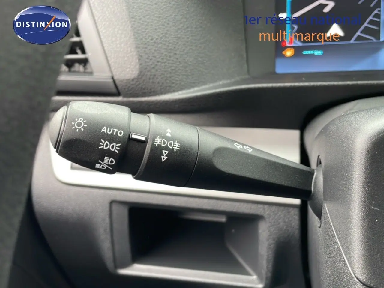 Gros plan sur la commande des feux et clignotants à gauche du volant dans l’habitacle du Citroën Jumpy gris Artense.