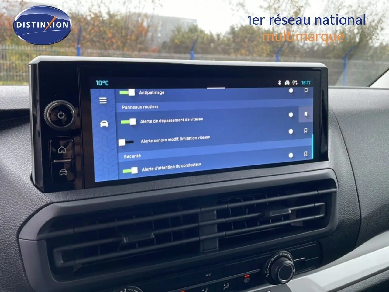 Écran tactile central du tableau de bord du Citroën Jumpy gris Artense, affichant les alertes de sécurité conducteur.