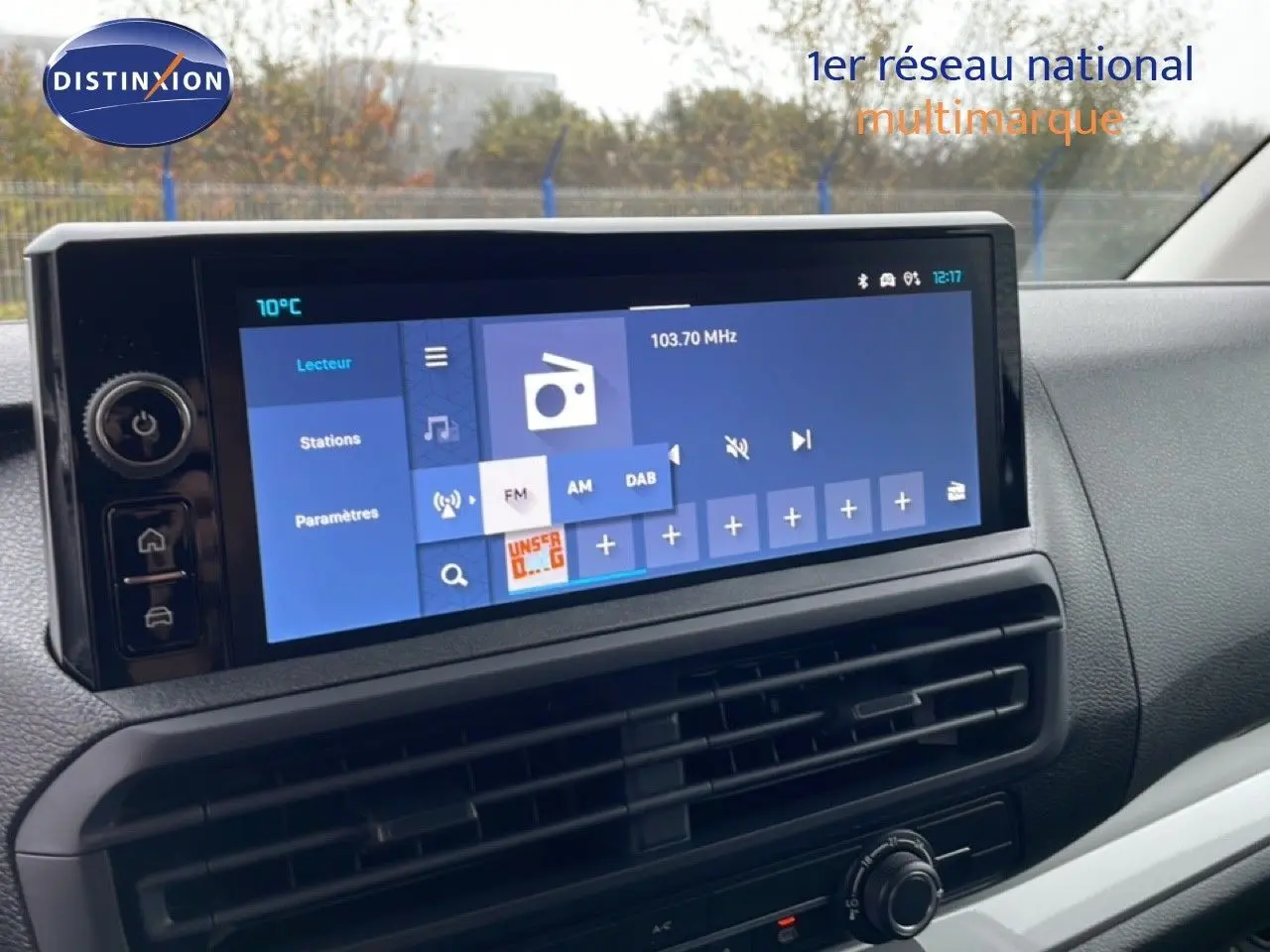 Écran tactile central du tableau de bord du Citroën Jumpy 2025, affichant les options radio FM, AM et DAB.