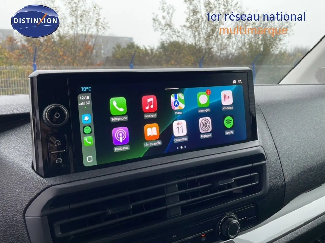 Écran tactile central du tableau de bord du Citroën Jumpy 2025, affichant interface connectée colorée.