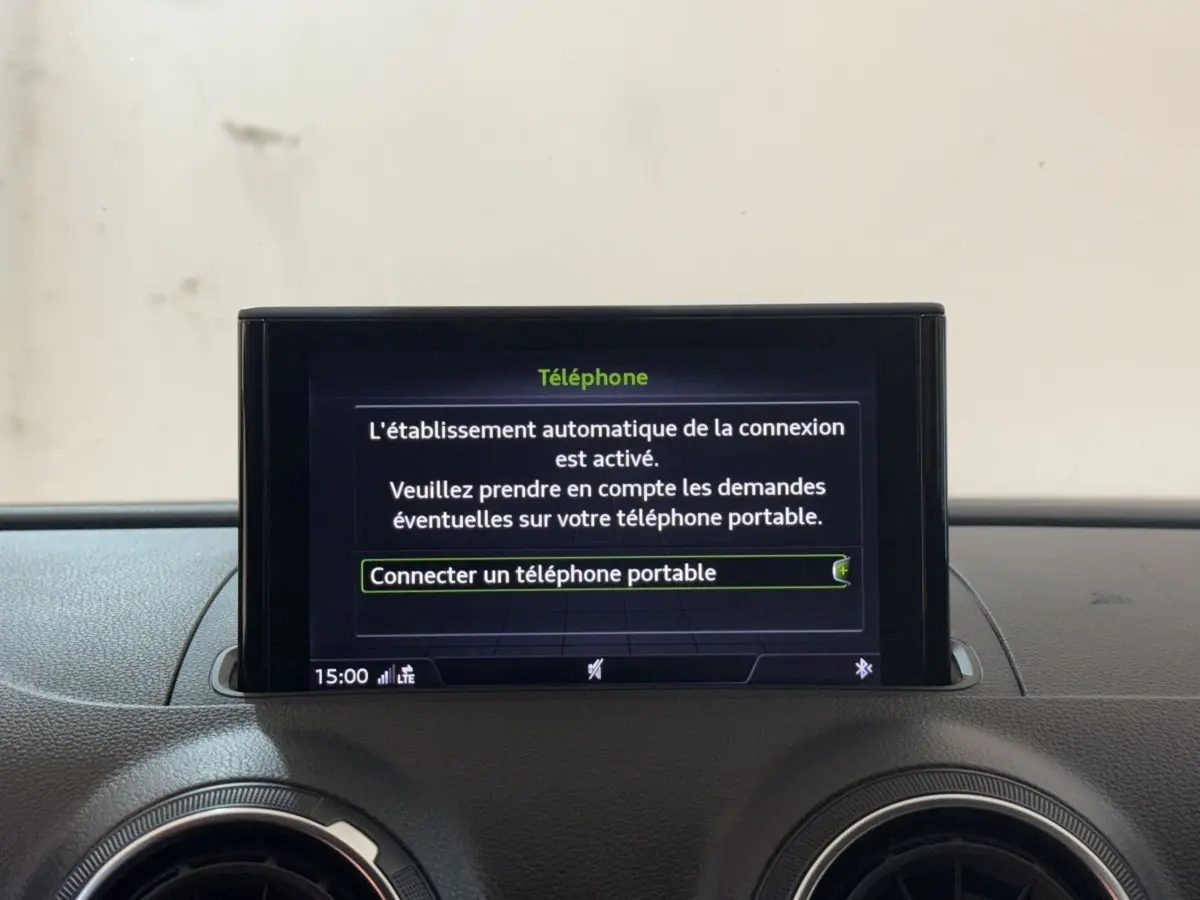 Écran central de l’Audi A3 2.0 TDI 2018 affichant la connexion Bluetooth pour téléphone portable.