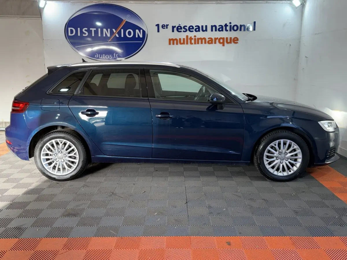 Audi A3 2.0 TDI 150 Business Line bleu vue de profil côté gauche, jantes alliage et toit ouvrant visibles.