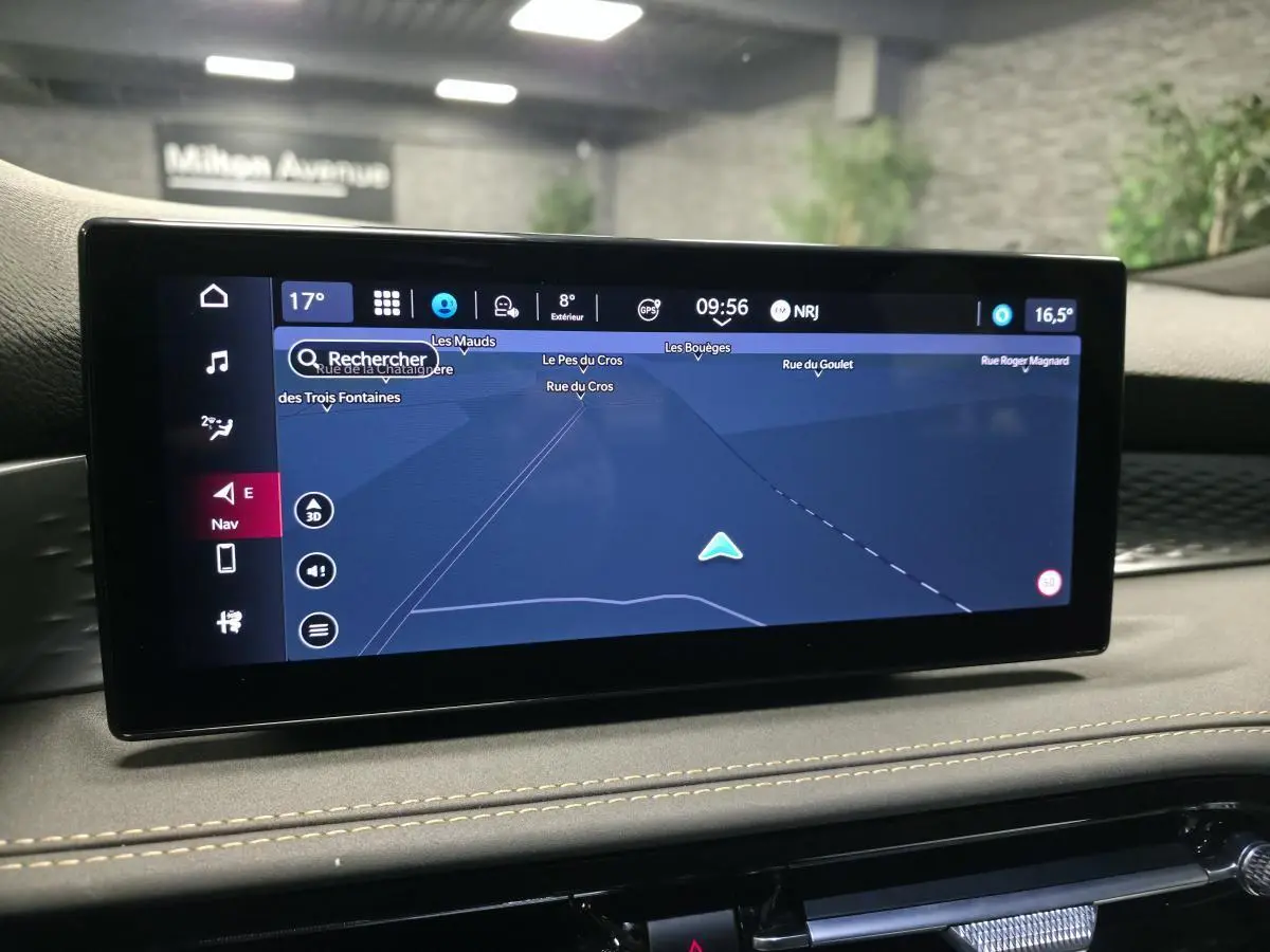Écran tactile 10,2 pouces du système de navigation de l'Alfa Romeo Tonale 2025, vue intérieure du tableau de bord.