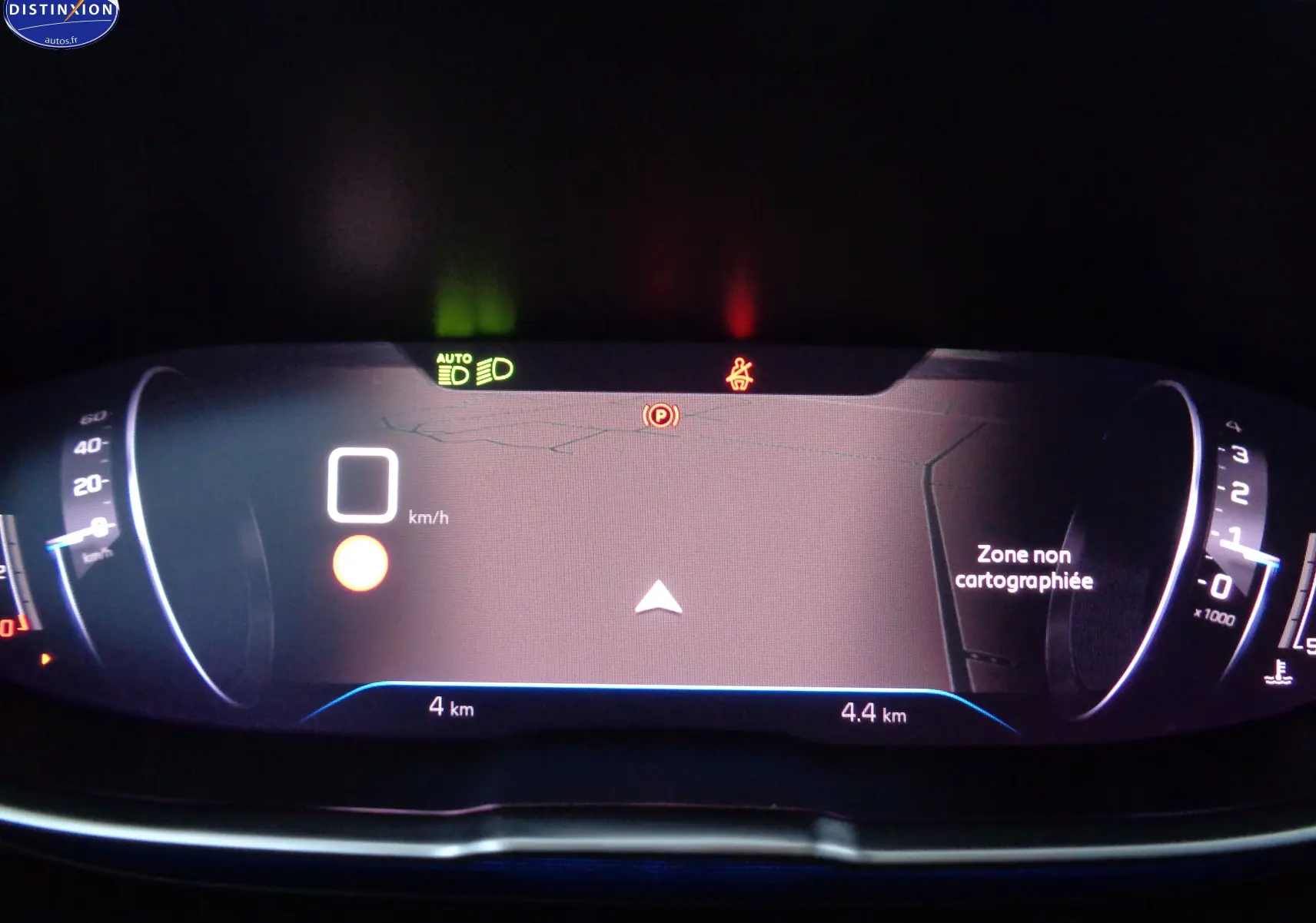 Tableau de bord numérique du Peugeot 3008 2023 affichant la vitesse à 0 km/h et une zone non cartographiée.