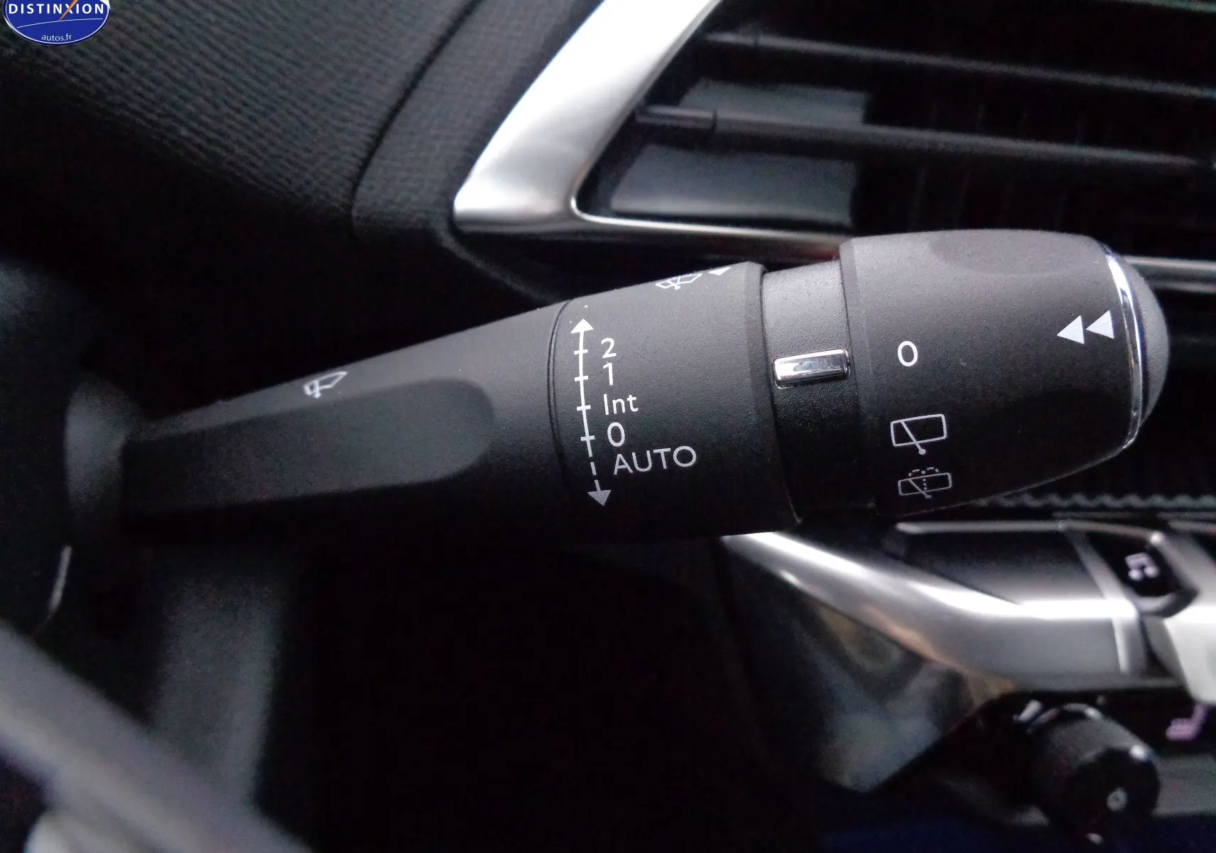 Gros plan sur la commande des essuie-glaces du Peugeot 3008 noir perle métal, avec détails des réglages automatiques.