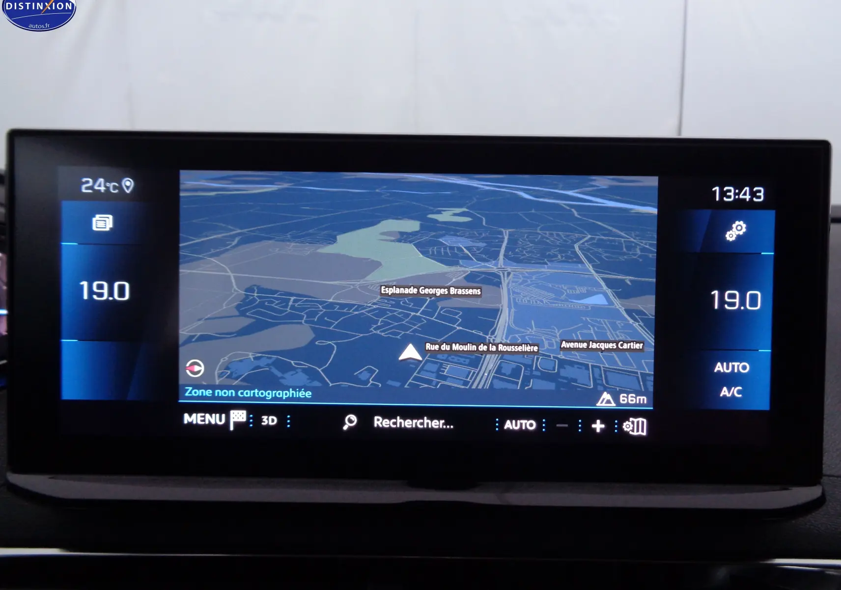Écran central du Peugeot 3008 2023 affichant la navigation en 3D et la climatisation réglée à 19°C.