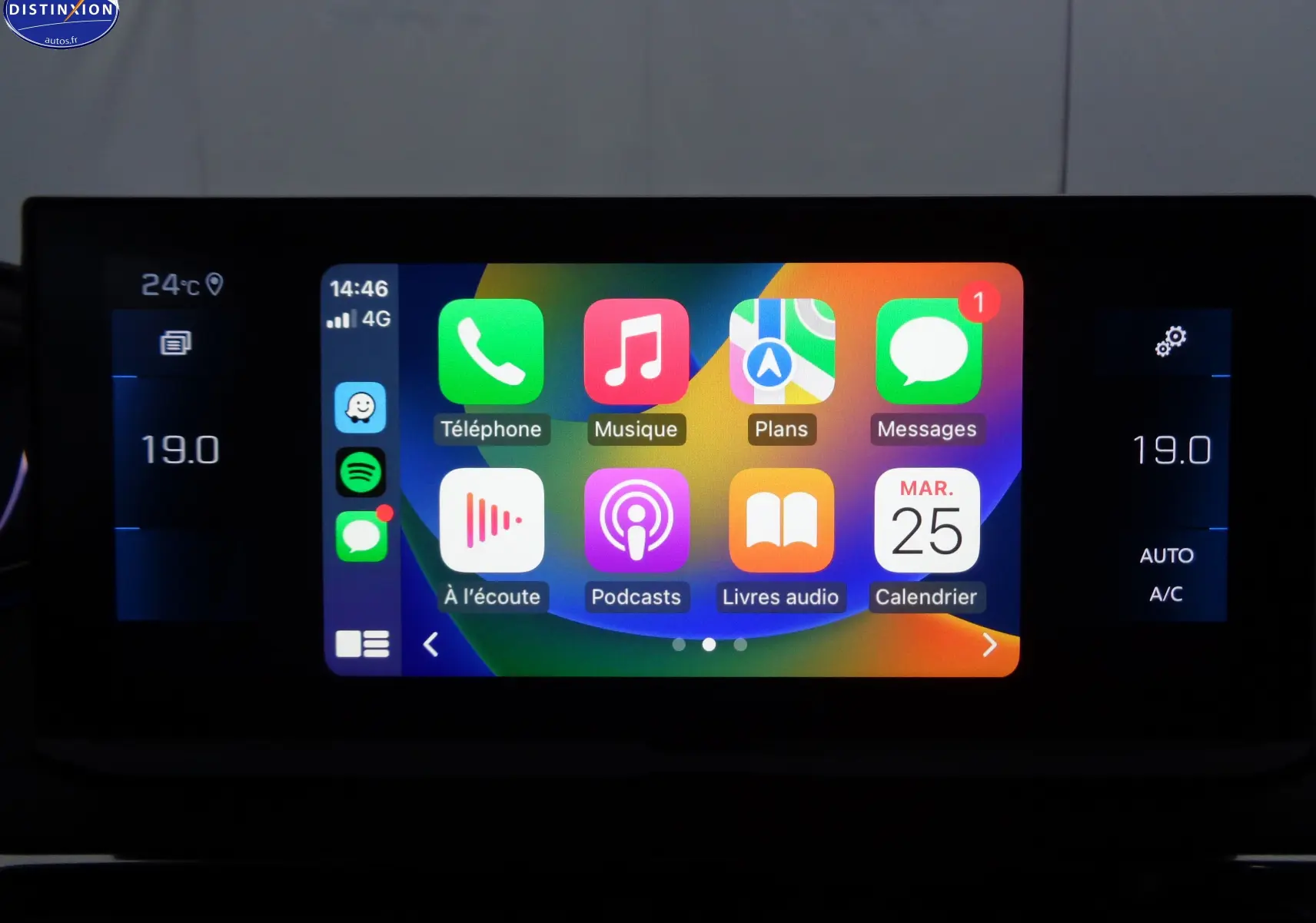 Écran tactile central du Peugeot 3008 2023 affichant Apple CarPlay avec température intérieure à 19°C.