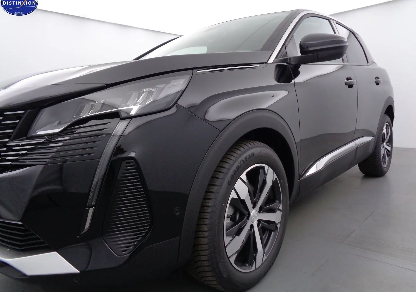 Vue 3/4 avant droit d'un Peugeot 3008 noir perle métal avec jantes alliage et phares LED distinctifs.