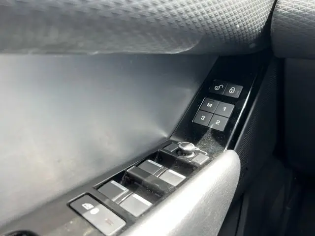 Intérieur du Range Rover Velar 2018 montrant le côté droit de la console et les finitions en cuir gris texturé.