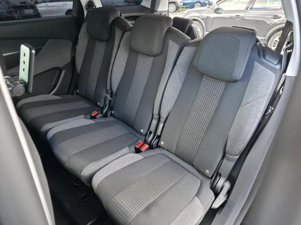Vue rapprochée des trois sièges indépendants et coulissants du deuxième rang du Peugeot 5008 noir 2021.
