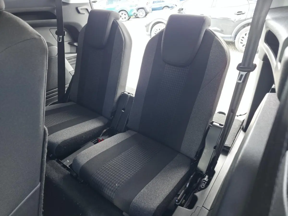 Vue rapprochée des sièges arrière indépendants en tissu gris du Peugeot 5008 noir, version 7 places.