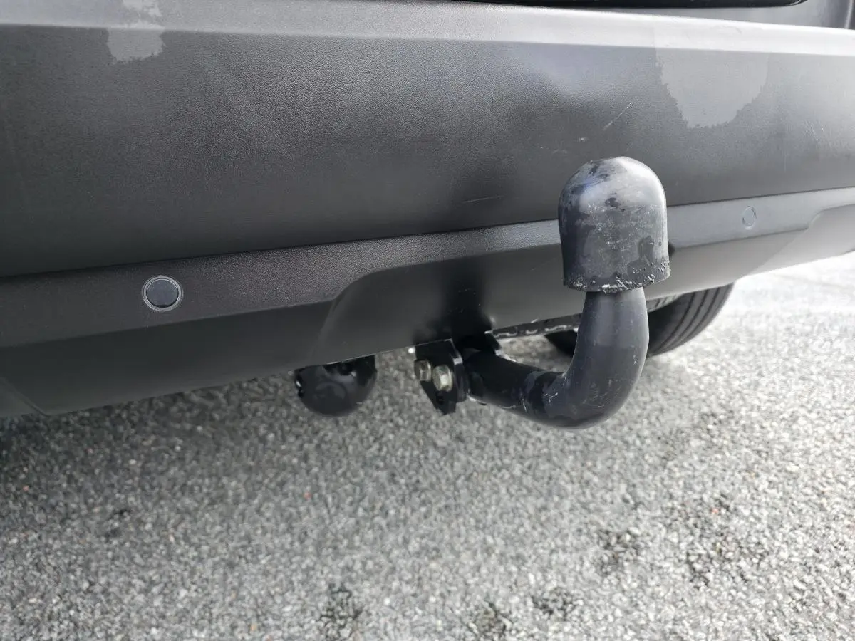 Gros plan sur l'attelage noir fixé au pare-chocs arrière noir du Peugeot 5008 Diesel 2021.