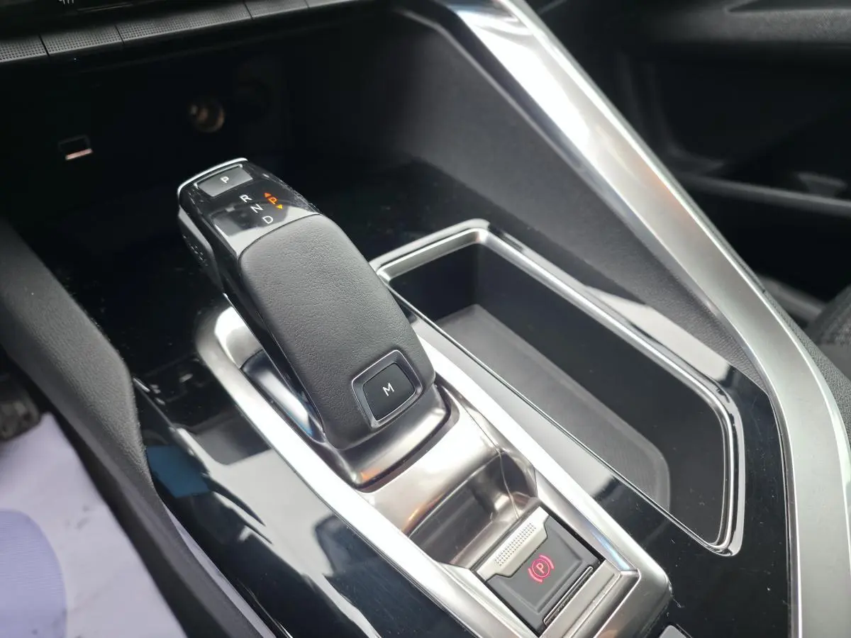 Le levier de boîte automatique noir et chromé du Peugeot 5008 2021, avec bouton mode manuel et frein à main électrique.