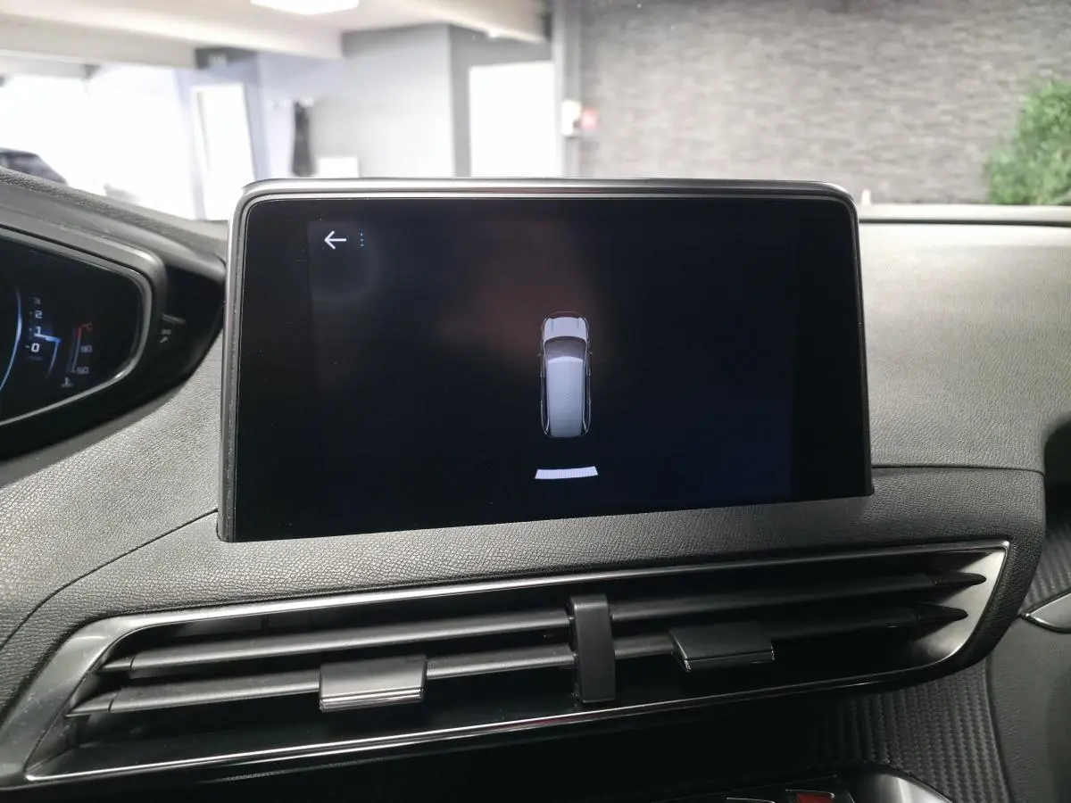 Écran tactile central du tableau de bord du Peugeot 5008 2021 affichant l'aide au stationnement.