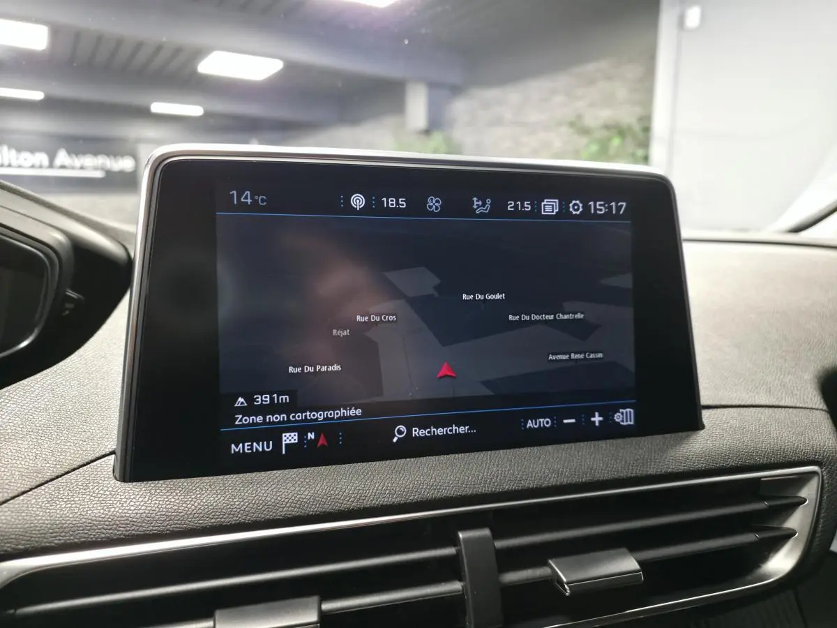 Écran tactile 10 pouces du système de navigation Peugeot 5008 2021, affichant une carte et commandes intégrées.