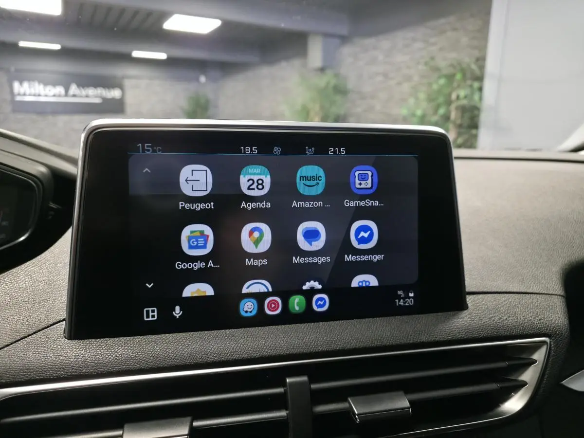 Écran tactile 10 pouces du Peugeot 5008 2021 affichant des applications connectées, tableau de bord noir.