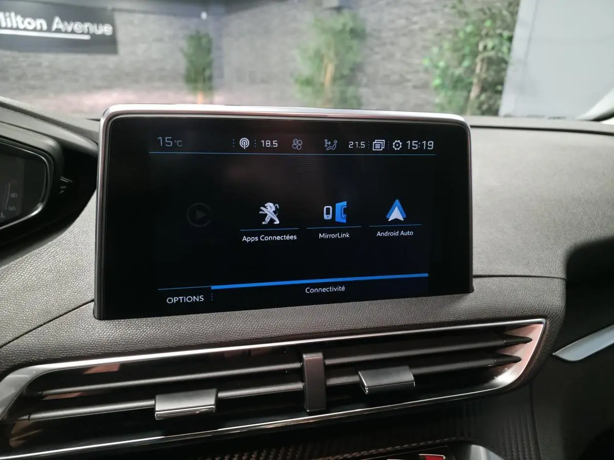 Écran tactile 10 pouces du Peugeot 5008 2021 affichant les options de connectivité dans un intérieur noir.