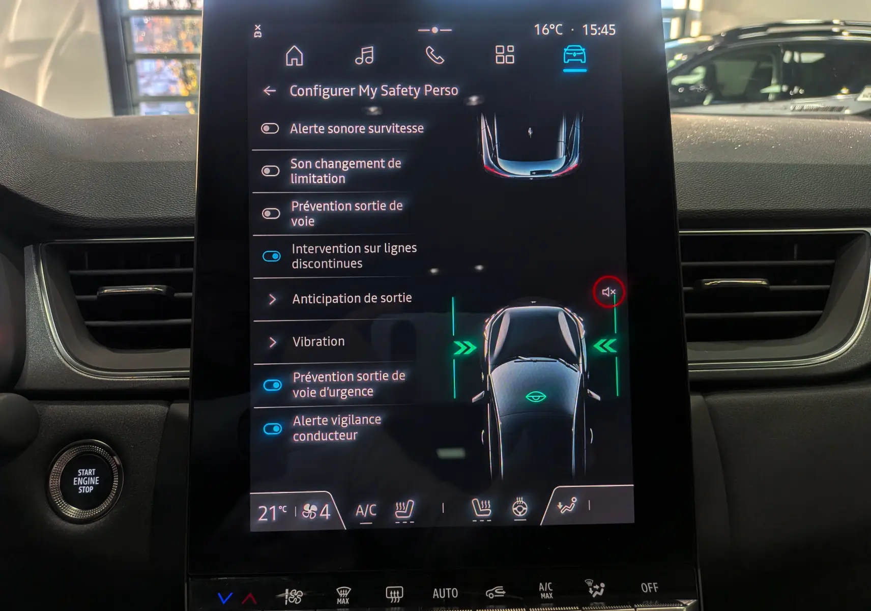 Écran tactile central du Renault Captur 2025 affichant les options d'aide à la conduite et la climatisation.