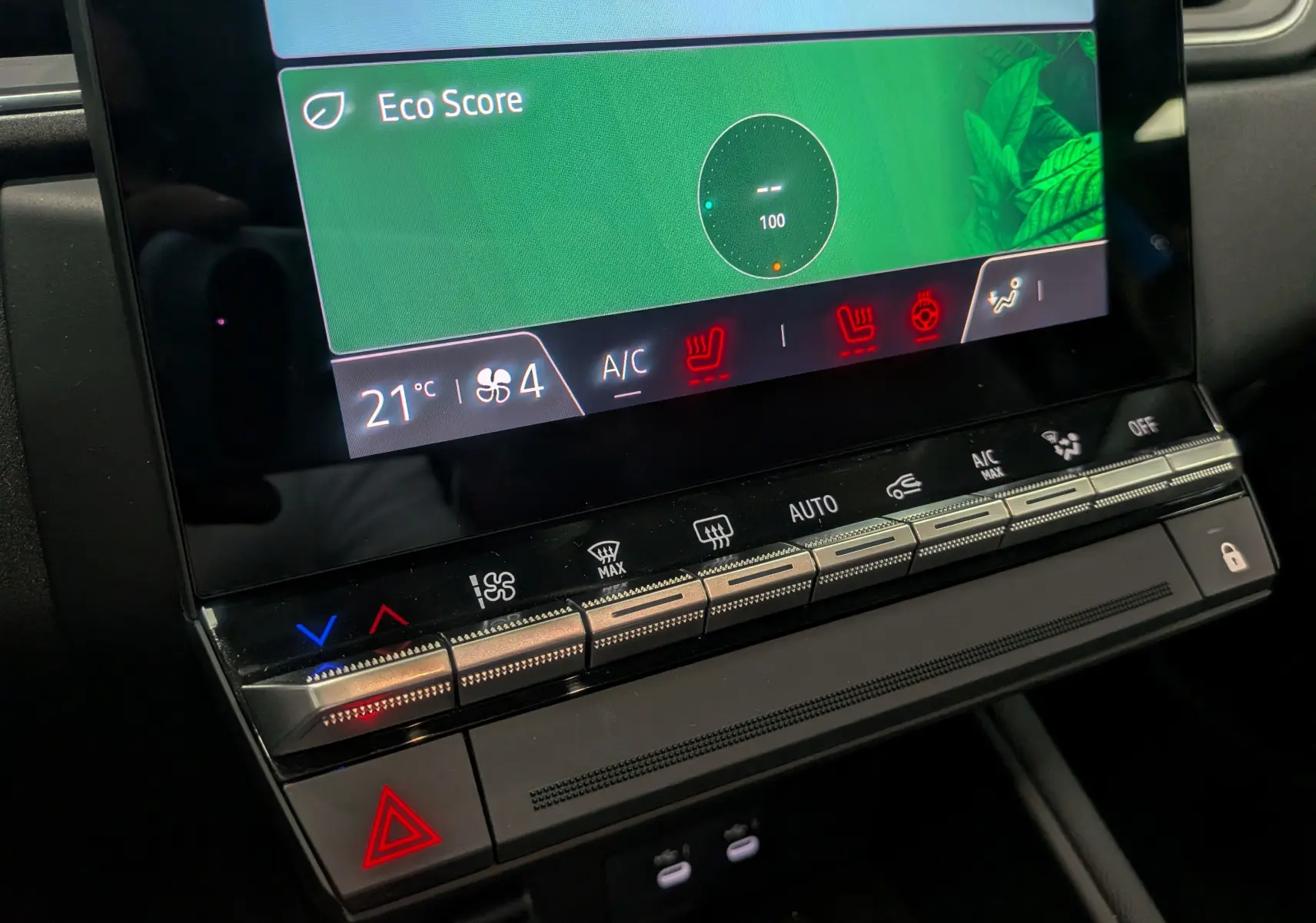 Gros plan sur la console centrale du Renault Captur 2025, affichant l'écran tactile avec réglages climatisation et boutons lumineux.