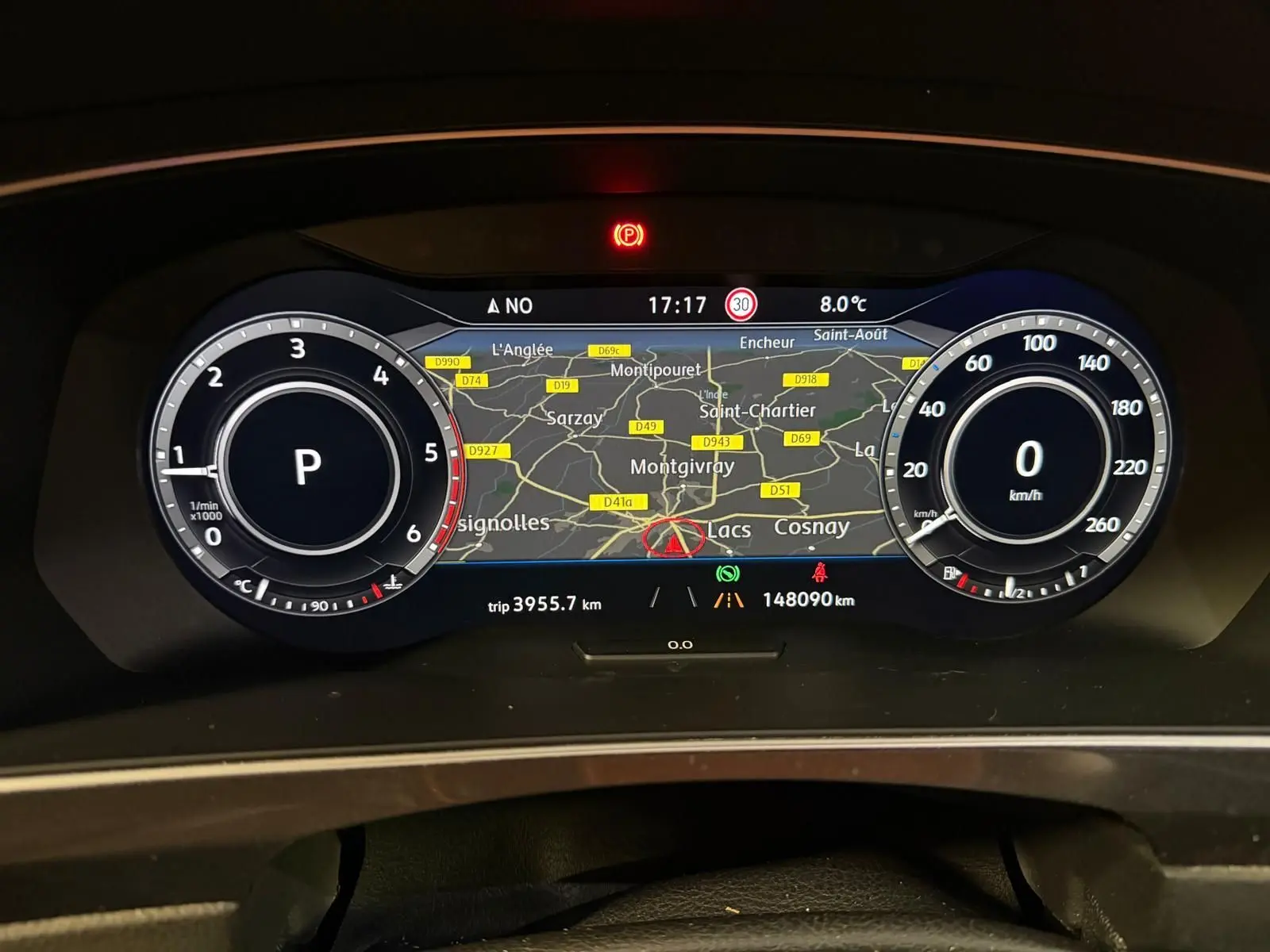 Tableau de bord numérique du Volkswagen Tiguan 2018, affichant la carte GPS et compteurs ronds blancs sur fond noir.