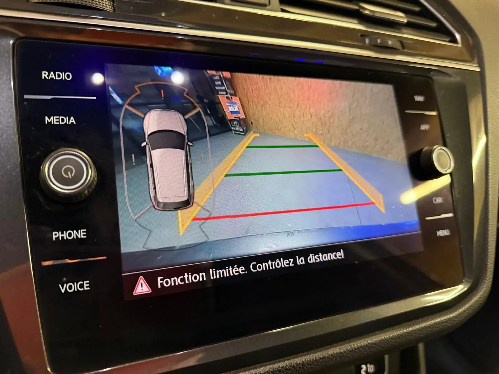 Écran tactile de caméra de recul du Volkswagen Tiguan 2.0 TDI gris montrant les lignes d’aide au stationnement.