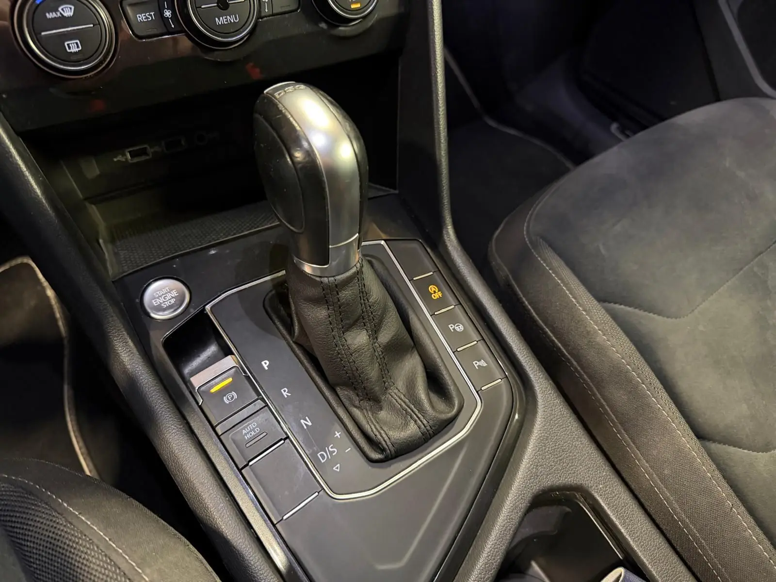 Gros plan sur la console centrale du Volkswagen Tiguan 2018, levier de vitesse automatique et bouton start/stop visibles.