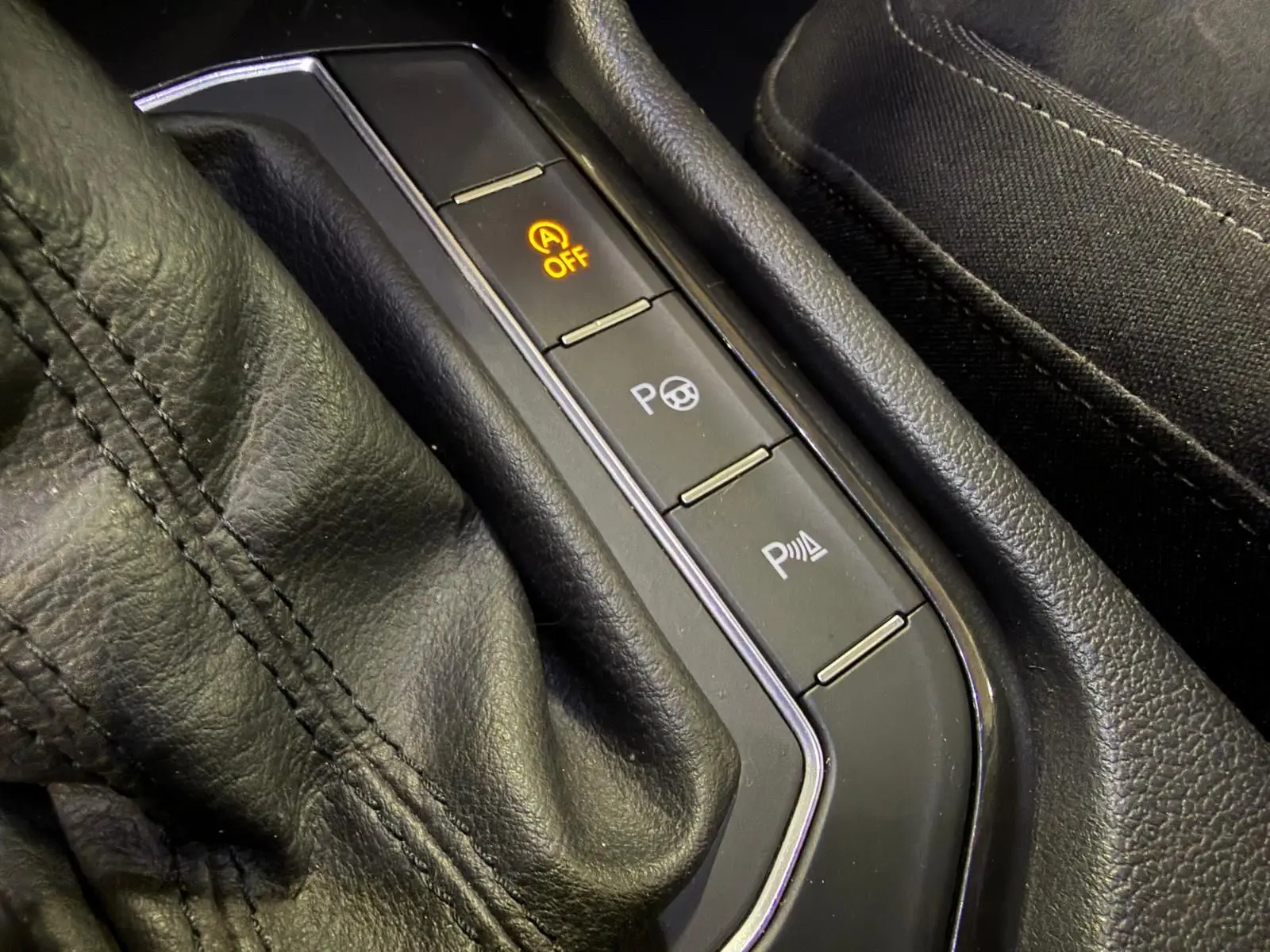 Gros plan sur les boutons de la console centrale noire du Volkswagen Tiguan 2.0 TDI 150 DSG Carat Exclusive 2018.