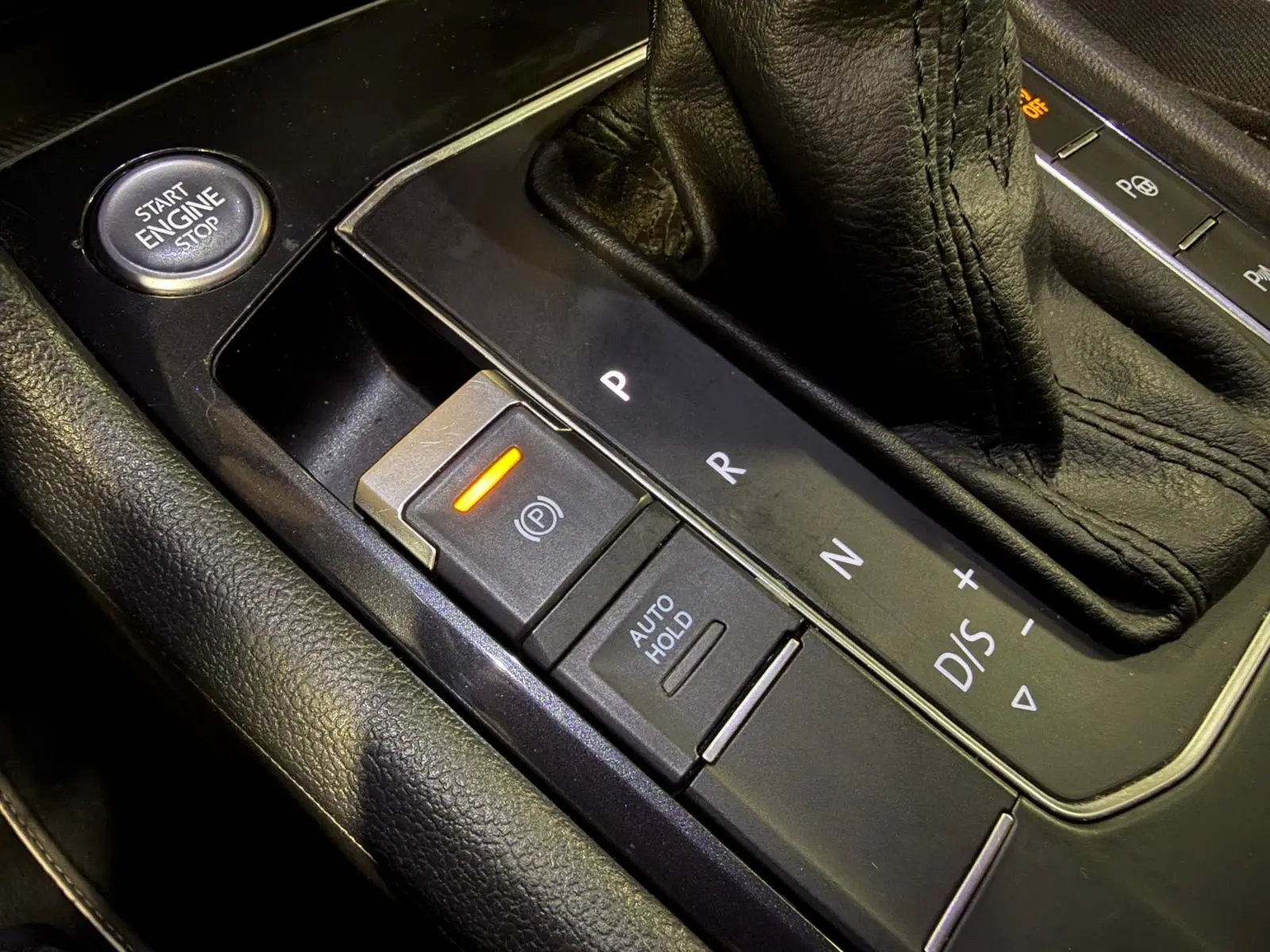 Gros plan sur la console centrale noire avec levier de vitesses automatique et bouton start/stop du Volkswagen Tiguan 2018.