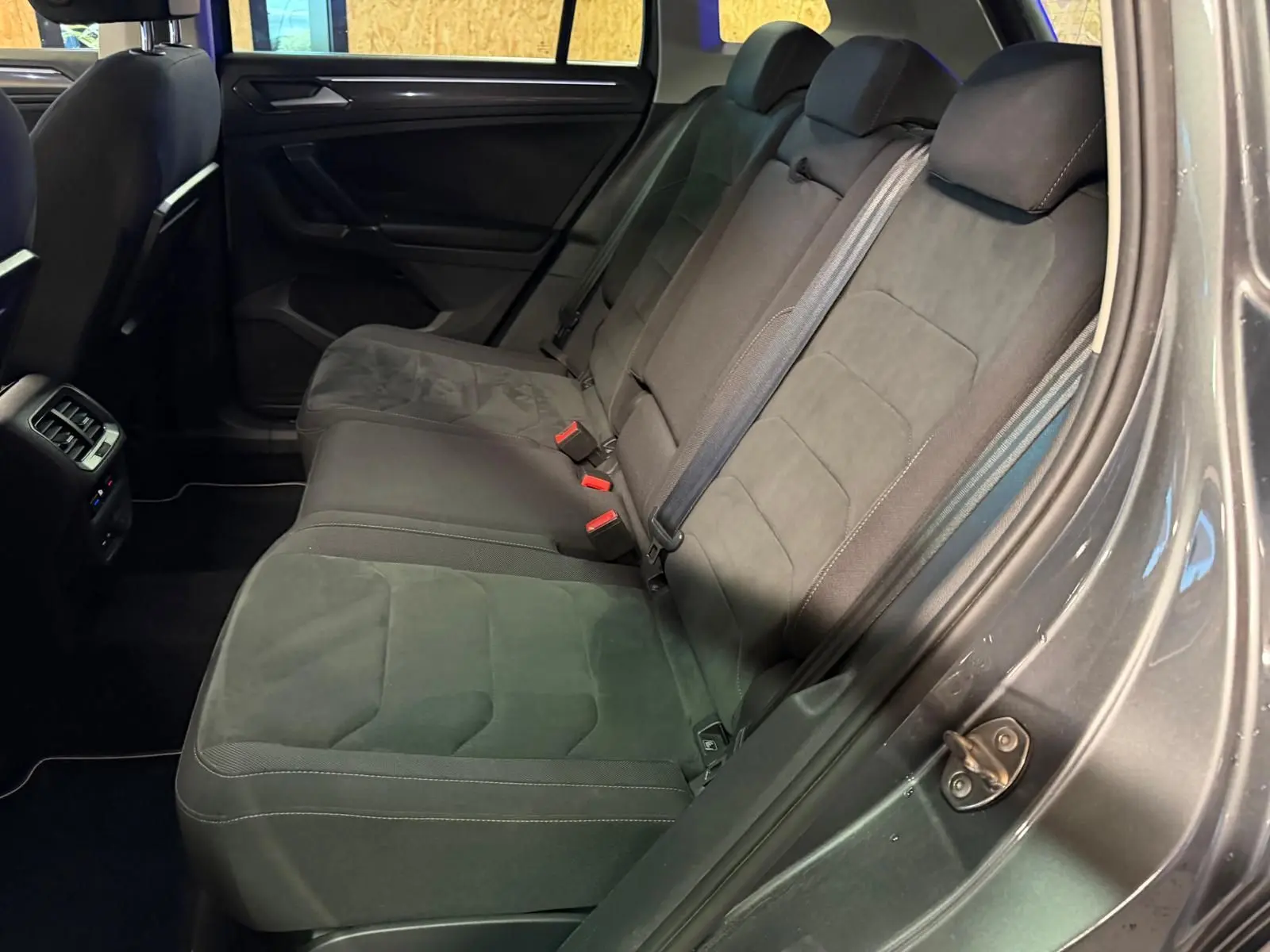 Vue intérieure côté droit sur la banquette arrière grise du Volkswagen Tiguan 2.0 TDI 150 DSG Carat Exclusive 2018.